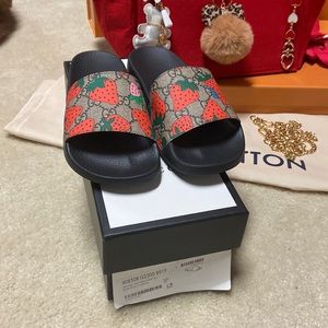 gucci strawberry slides size 10
